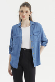 Blusa azul mujer manga roll up con botones dorados y dos bolsillos frontales diseño casual sin estampa