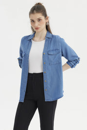 Blusa azul mujer manga roll up con botones dorados y dos bolsillos frontales diseño casual sin estampa