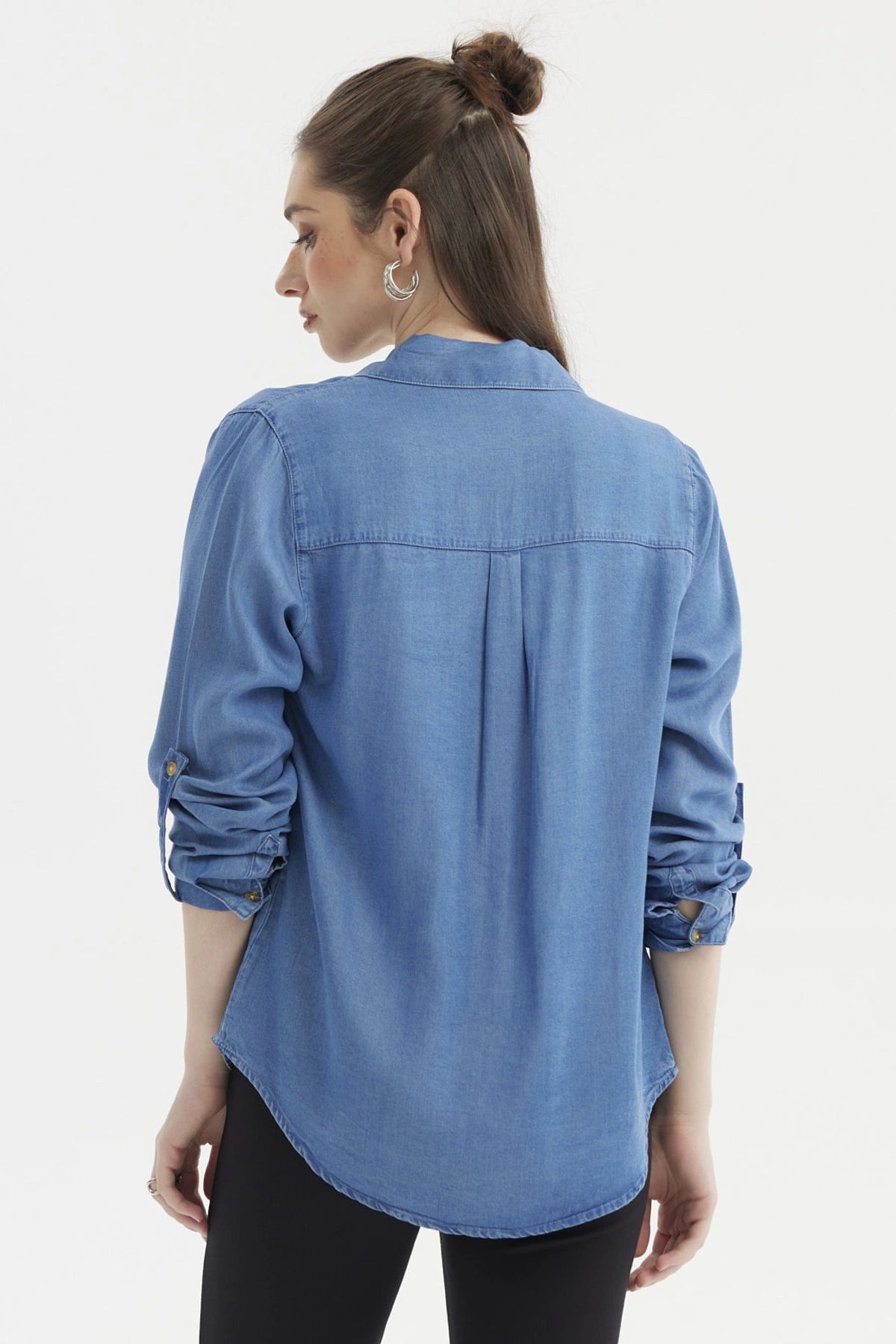 Blusa azul mujer manga roll up con botones dorados y dos bolsillos frontales diseño casual sin estampa