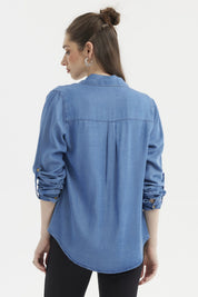 Blusa azul mujer manga roll up con botones dorados y dos bolsillos frontales diseño casual sin estampa