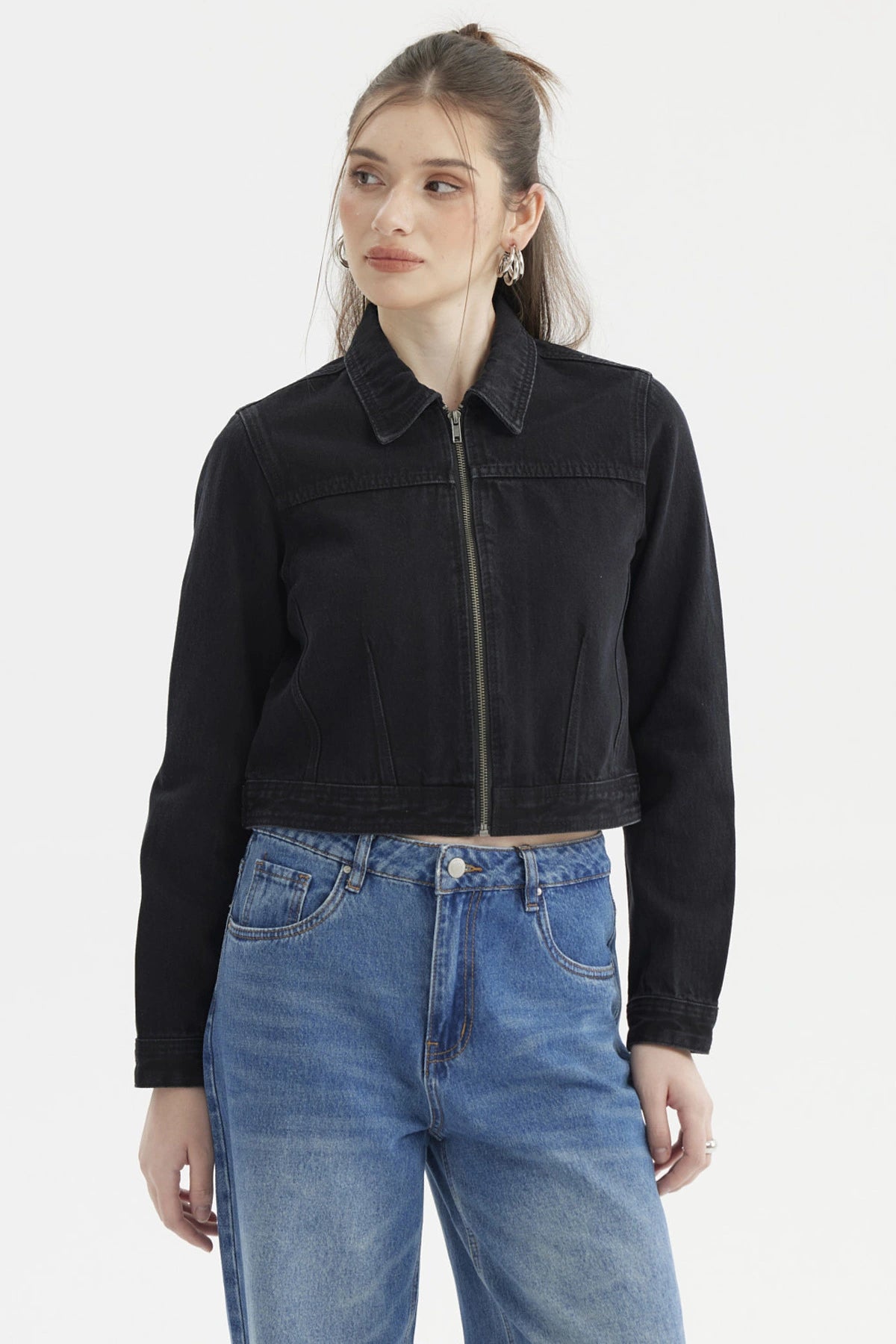 Chaqueta negra de mujer estilo trucker con cremallera central y corte ajustado lisa sin estampa