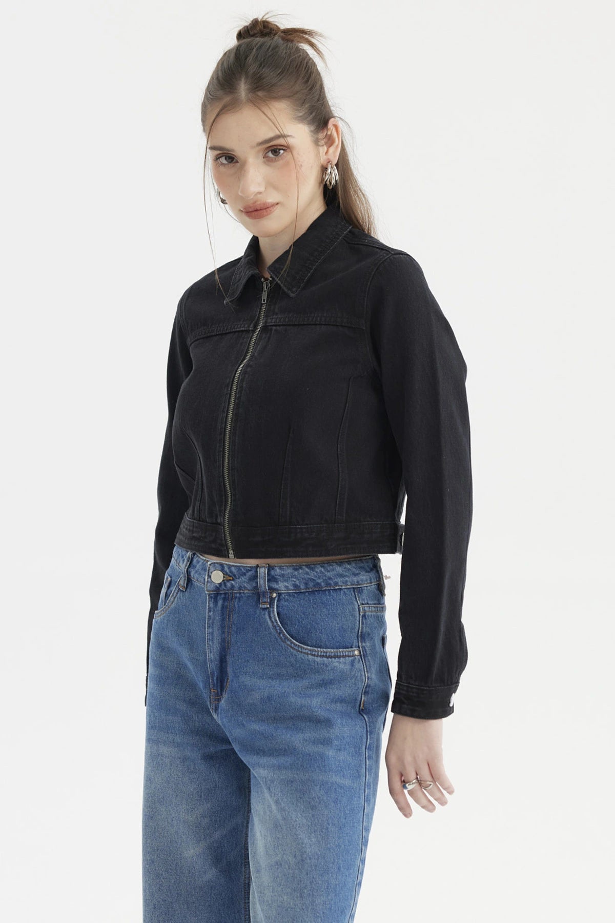 Chaqueta negra de mujer estilo trucker con cremallera central y corte ajustado lisa sin estampa