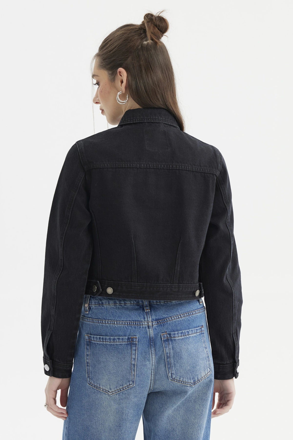 Chaqueta negra de mujer estilo trucker con cremallera central y corte ajustado lisa sin estampa