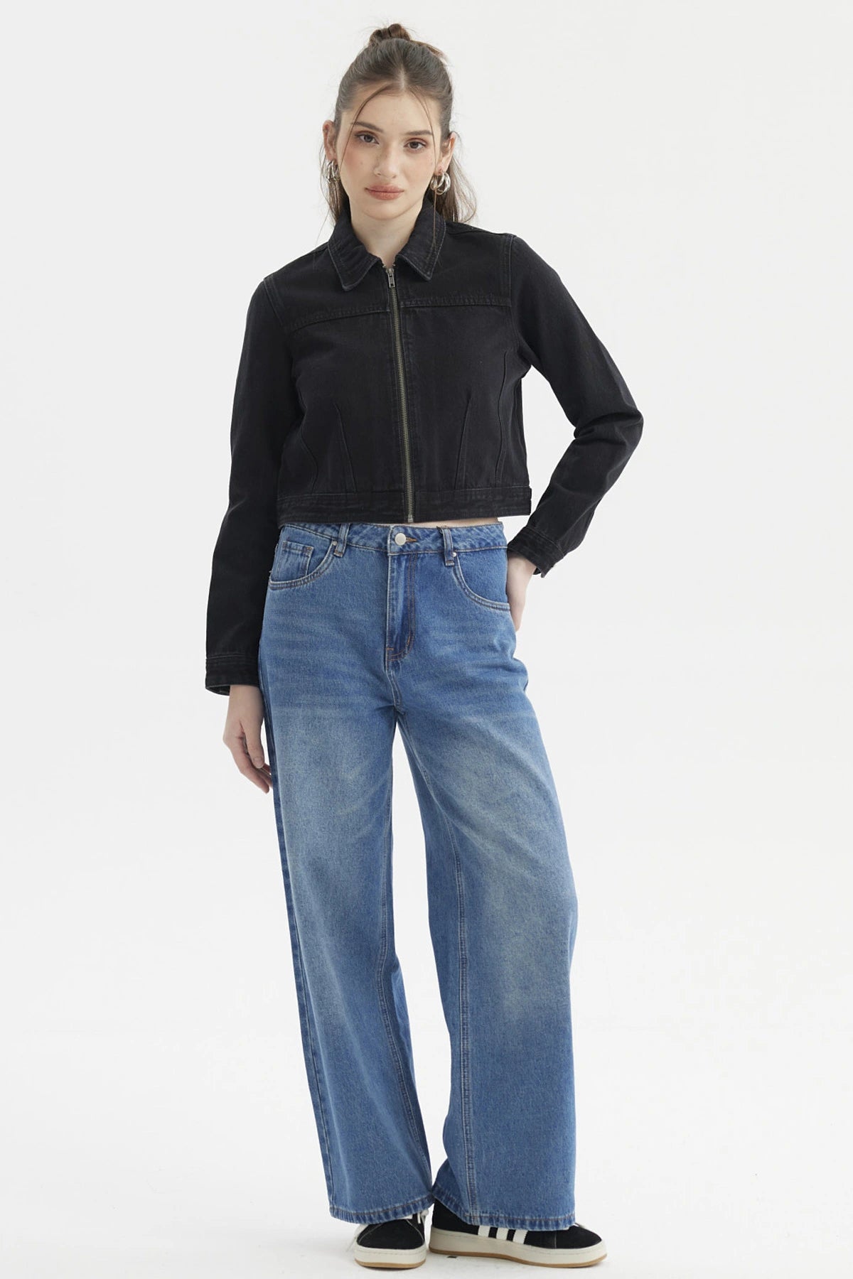 Chaqueta negra de mujer estilo trucker con cremallera central y corte ajustado lisa sin estampa