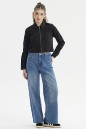 Chaqueta negra de mujer estilo trucker con cremallera central y corte ajustado lisa sin estampa