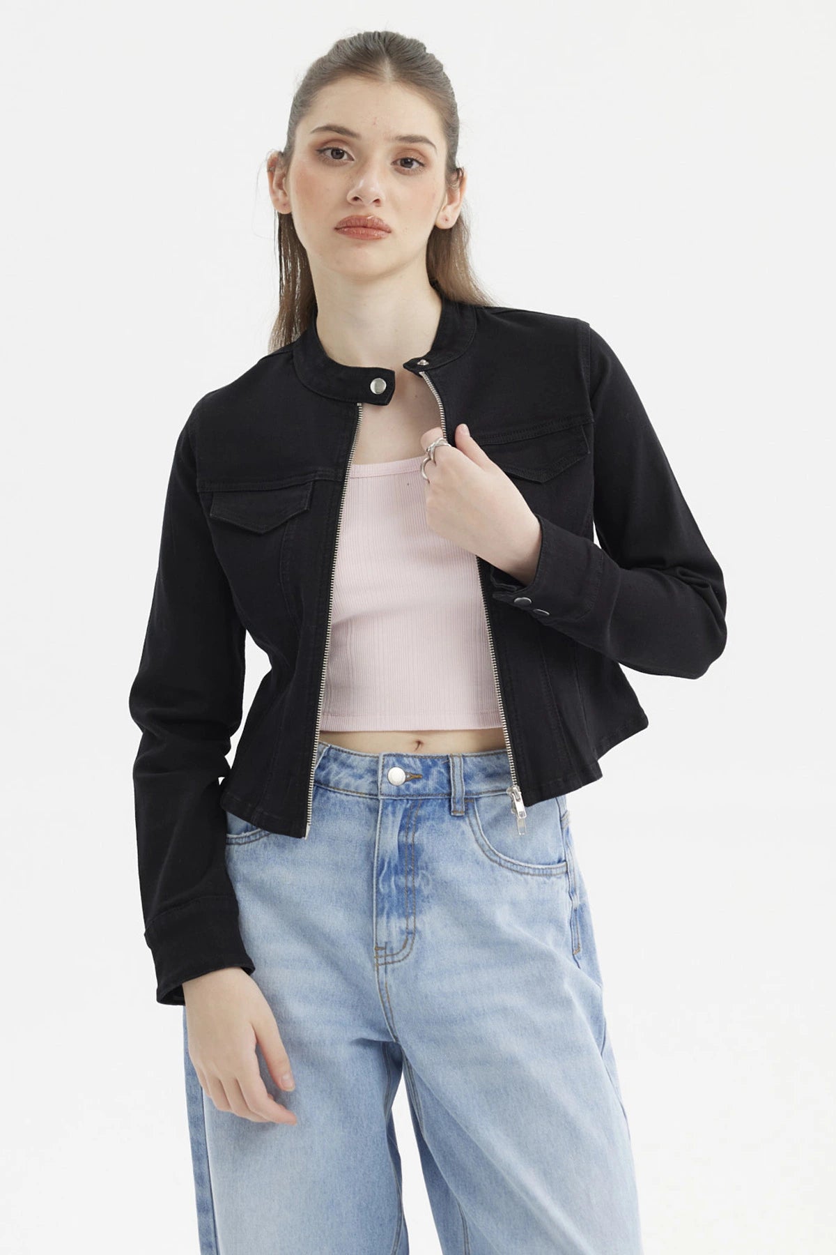 Chaqueta negra ajustada para mujer con cierre frontal y bolsillos en el pecho diseño liso ideal para un look casual