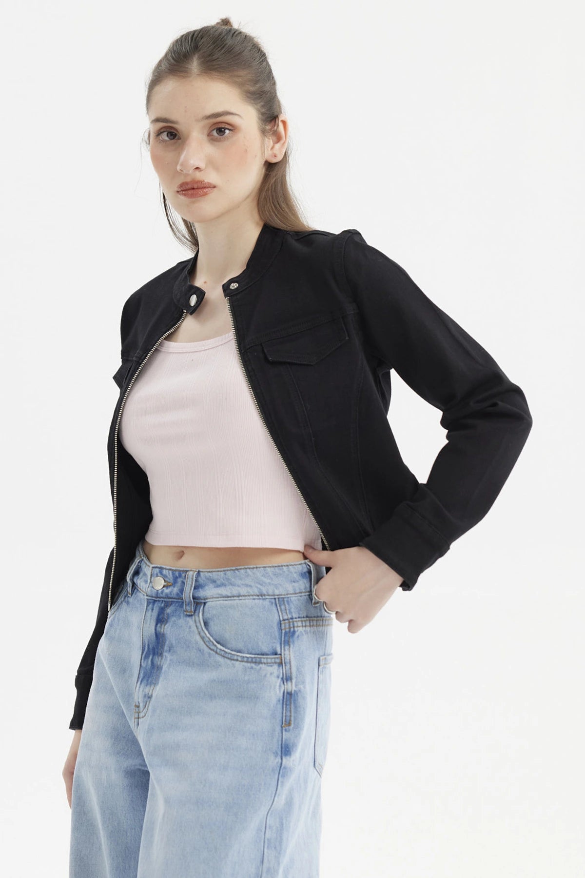 Chaqueta negra ajustada para mujer con cierre frontal y bolsillos en el pecho diseño liso ideal para un look casual