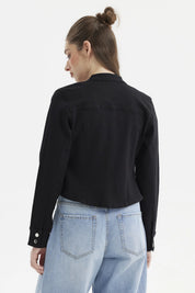 Chaqueta negra ajustada para mujer con cierre frontal y bolsillos en el pecho diseño liso ideal para un look casual