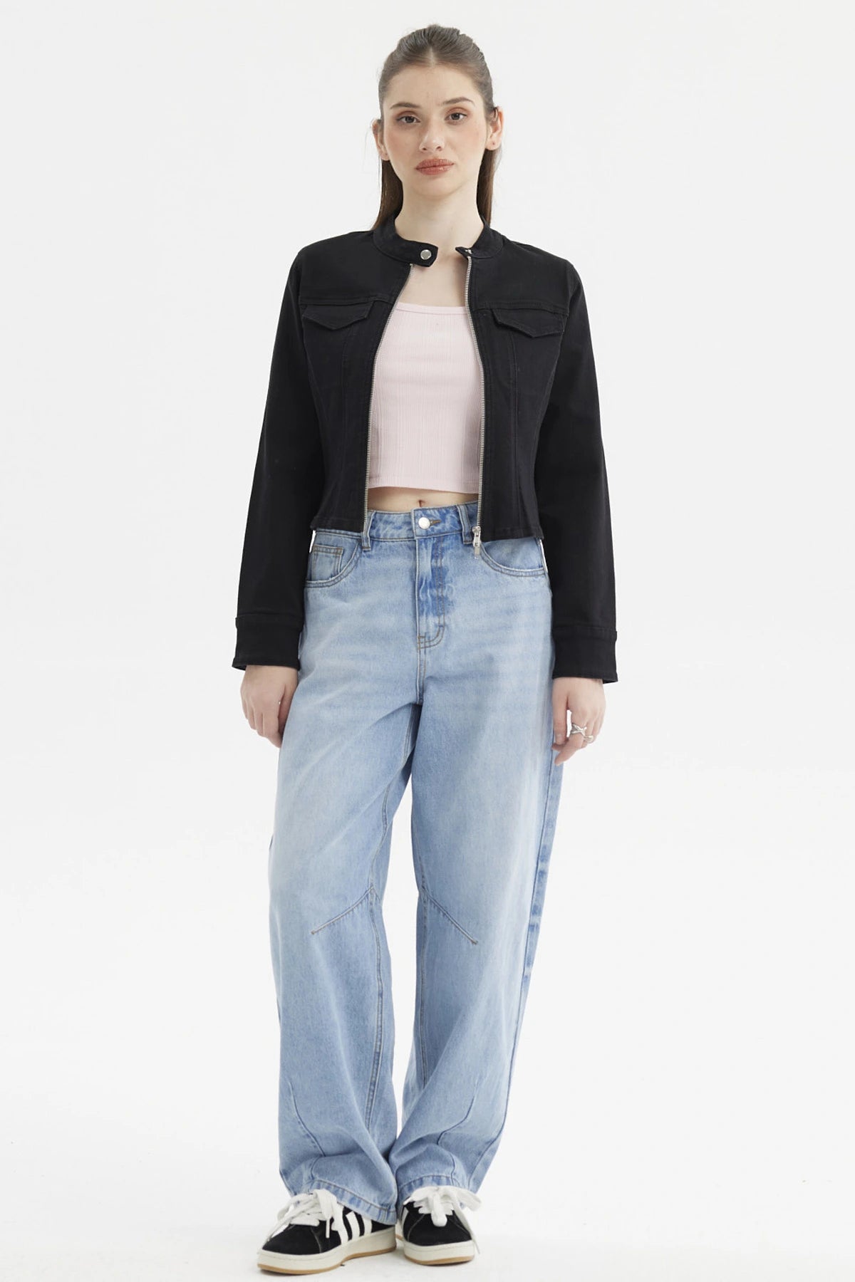 Chaqueta negra ajustada para mujer con cierre frontal y bolsillos en el pecho diseño liso ideal para un look casual