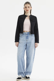 Chaqueta negra ajustada para mujer con cierre frontal y bolsillos en el pecho diseño liso ideal para un look casual