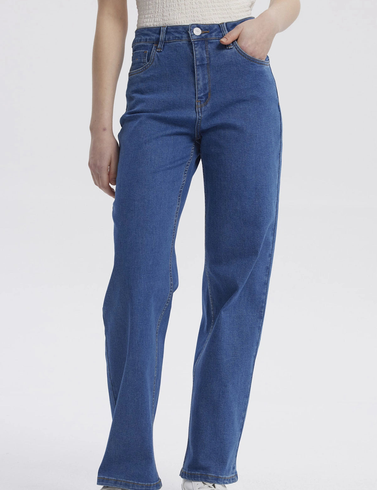 Jeans mujer wide leg azul con diseño liso sin estampa cierre frontal y bolsillos laterales