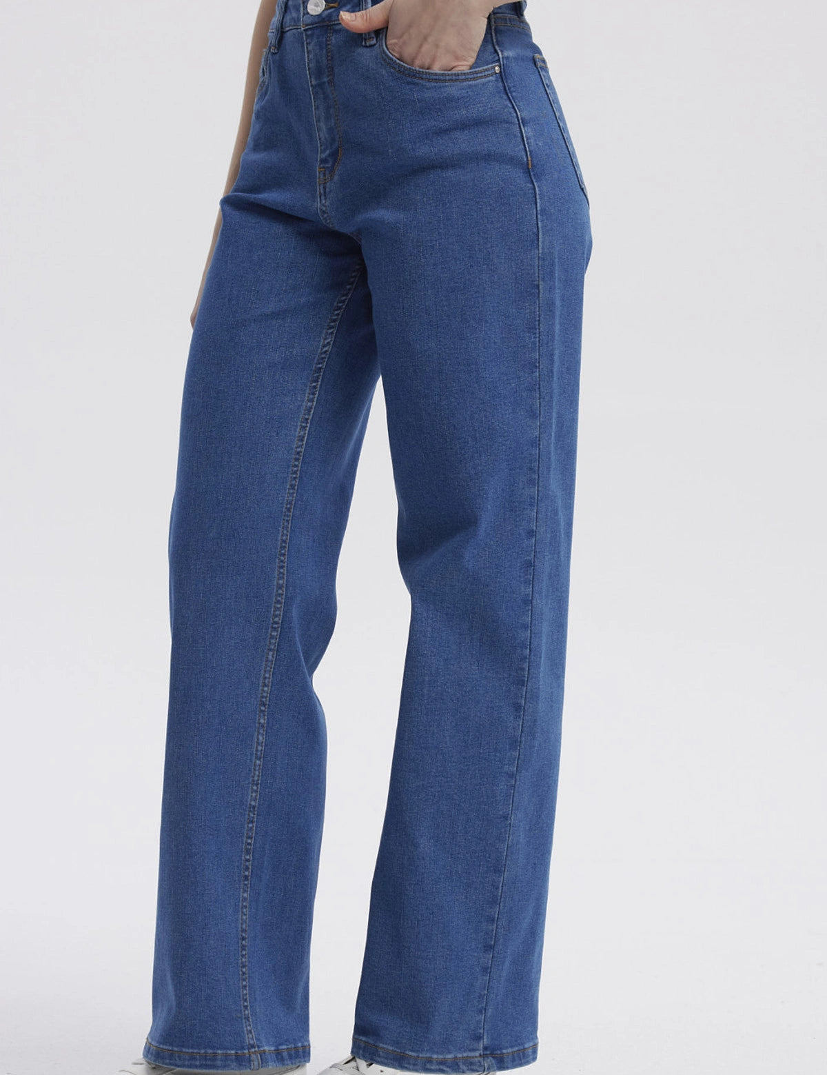 Jeans mujer wide leg azul con diseño liso sin estampa cierre frontal y bolsillos laterales