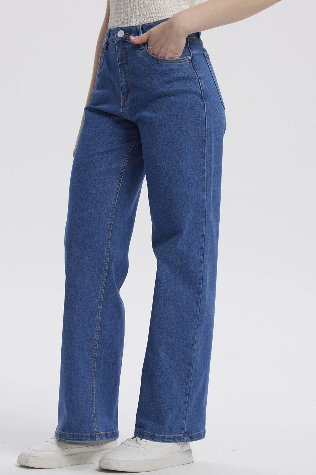 Jeans mujer wide leg azul con diseño liso sin estampa cierre frontal y bolsillos laterales