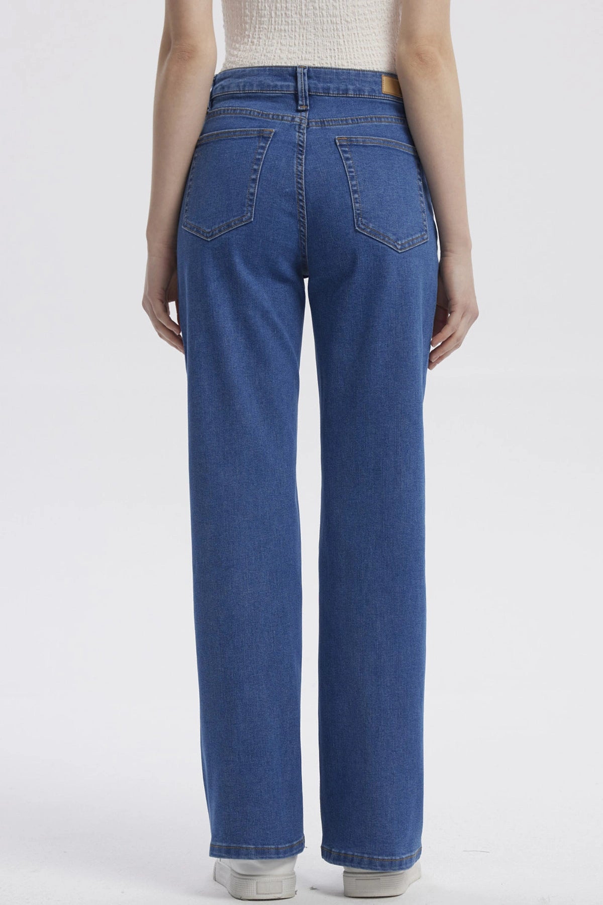 Jeans mujer wide leg azul con diseño liso sin estampa cierre frontal y bolsillos laterales