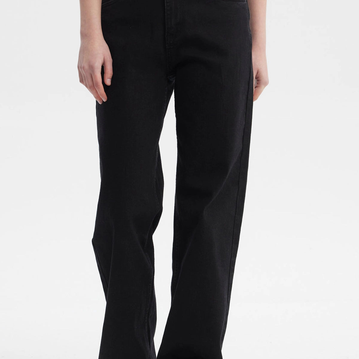 Jeans mujer wide leg negro estilo clásico sin estampa diseño liso corte amplio cómodo