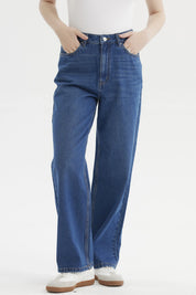 Jeans mujer calce recto azul oscuro lisos con bolsillos delanteros y traseros visibles ajuste clásico sin estampado