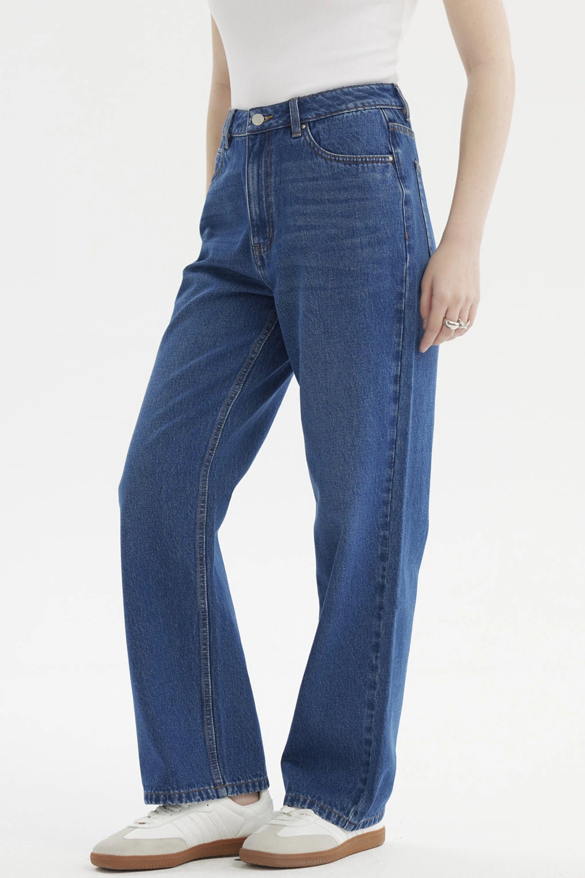 Jeans mujer calce recto azul oscuro lisos con bolsillos delanteros y traseros visibles ajuste clásico sin estampado