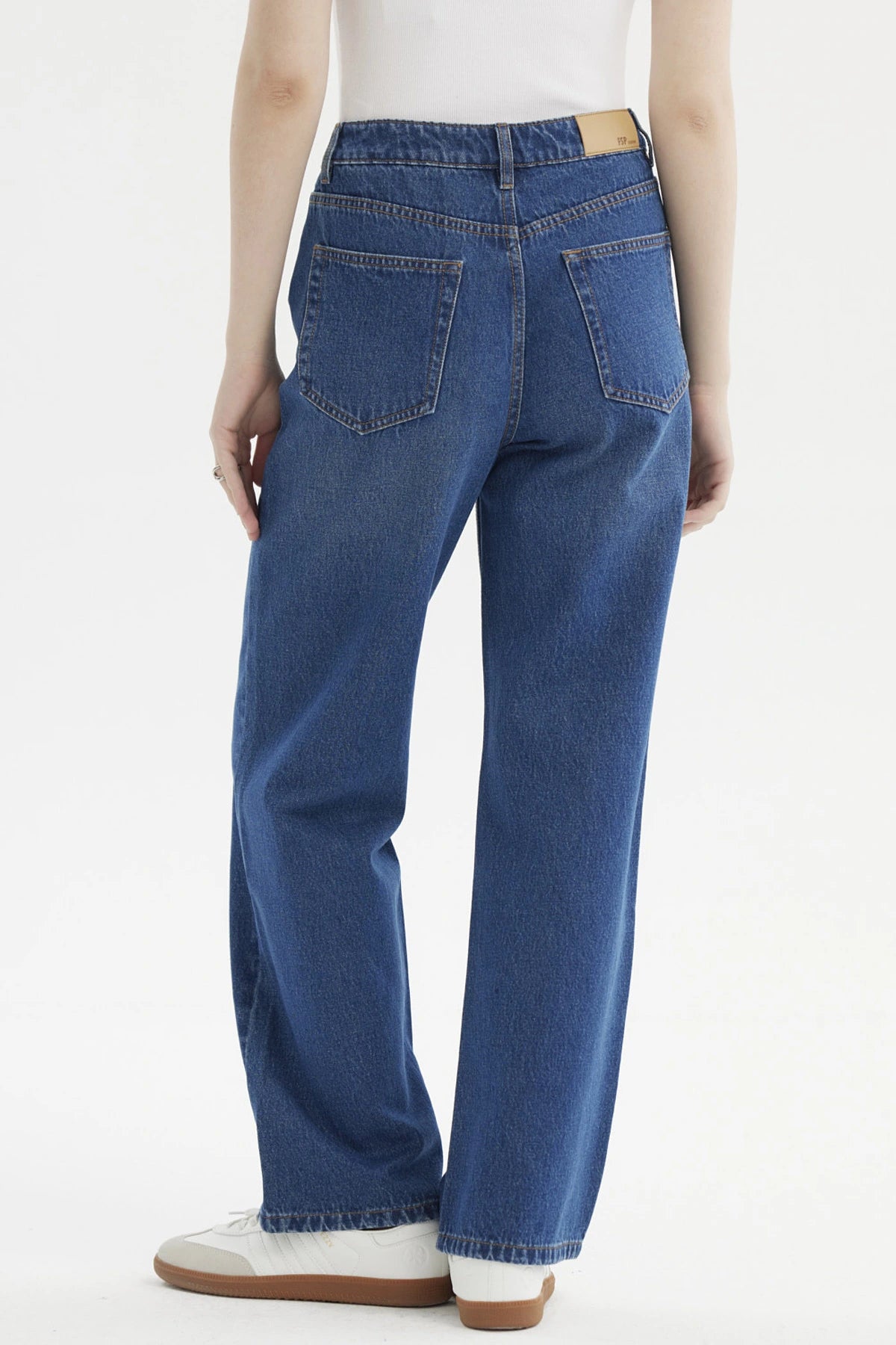 Jeans mujer calce recto azul oscuro lisos con bolsillos delanteros y traseros visibles ajuste clásico sin estampado