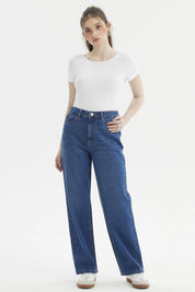 Jeans mujer calce recto azul oscuro lisos con bolsillos delanteros y traseros visibles ajuste clásico sin estampado