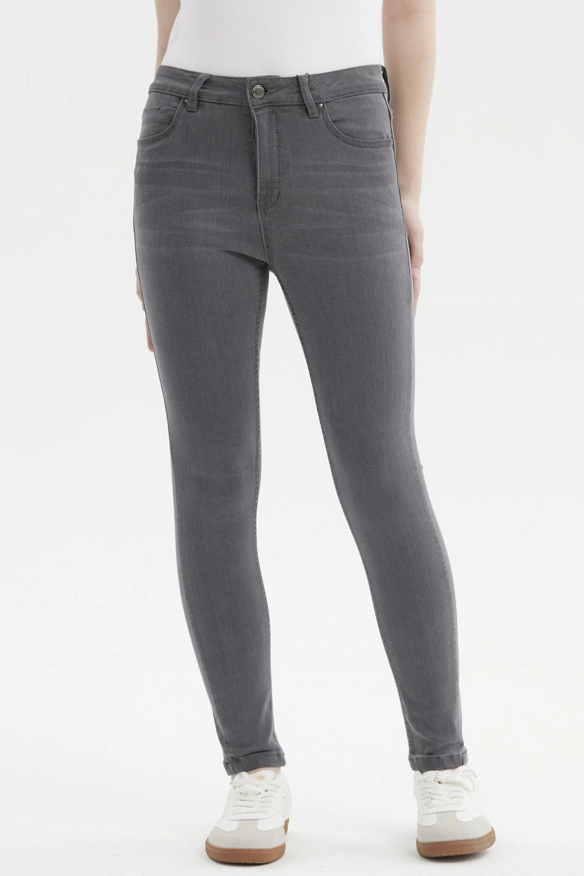 Jeans super skinny gris para mujer con corte ajustado sin estampa diseño liso y cinco bolsillos visibles