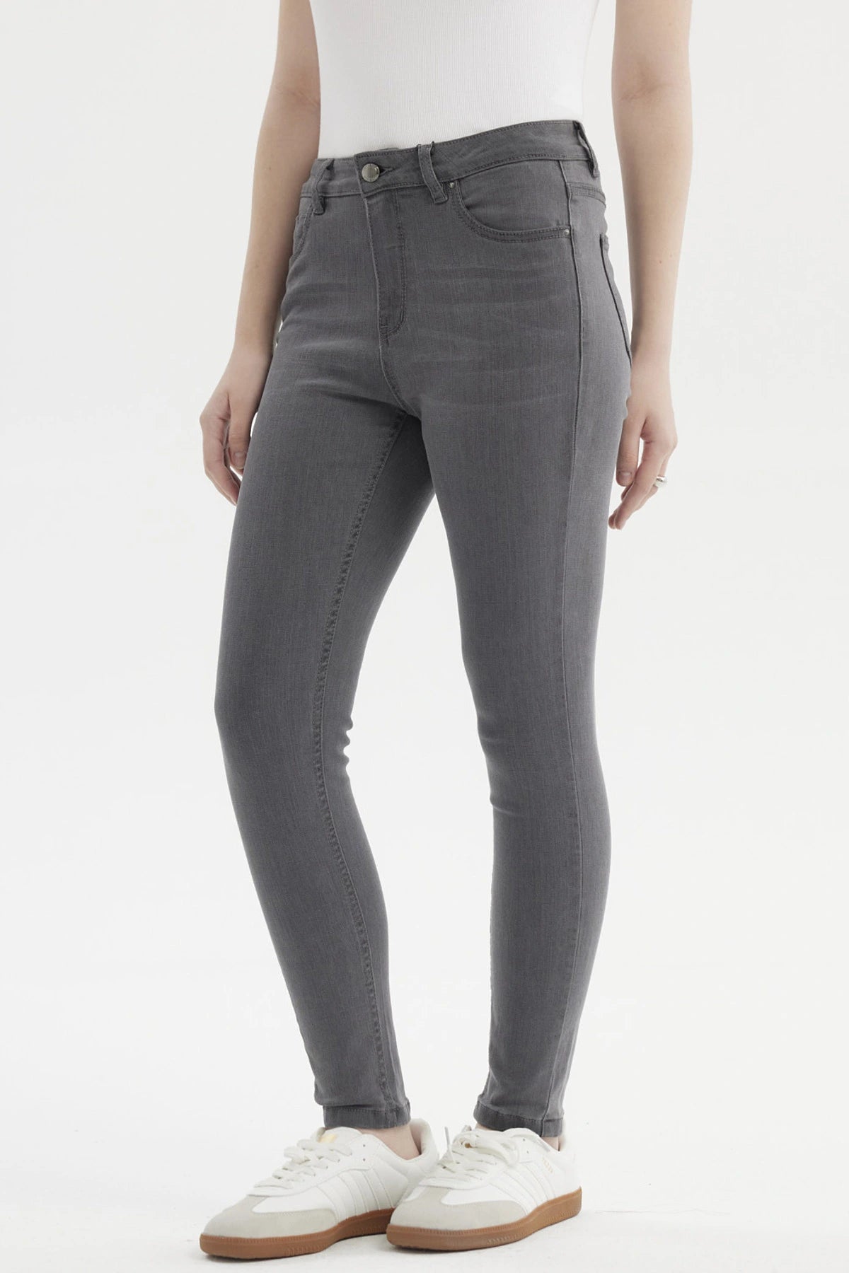 Jeans super skinny gris para mujer con corte ajustado sin estampa diseño liso y cinco bolsillos visibles