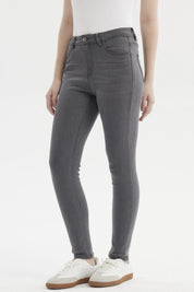 Jeans super skinny gris para mujer con corte ajustado sin estampa diseño liso y cinco bolsillos visibles