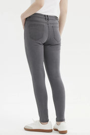 Jeans super skinny gris para mujer con corte ajustado sin estampa diseño liso y cinco bolsillos visibles