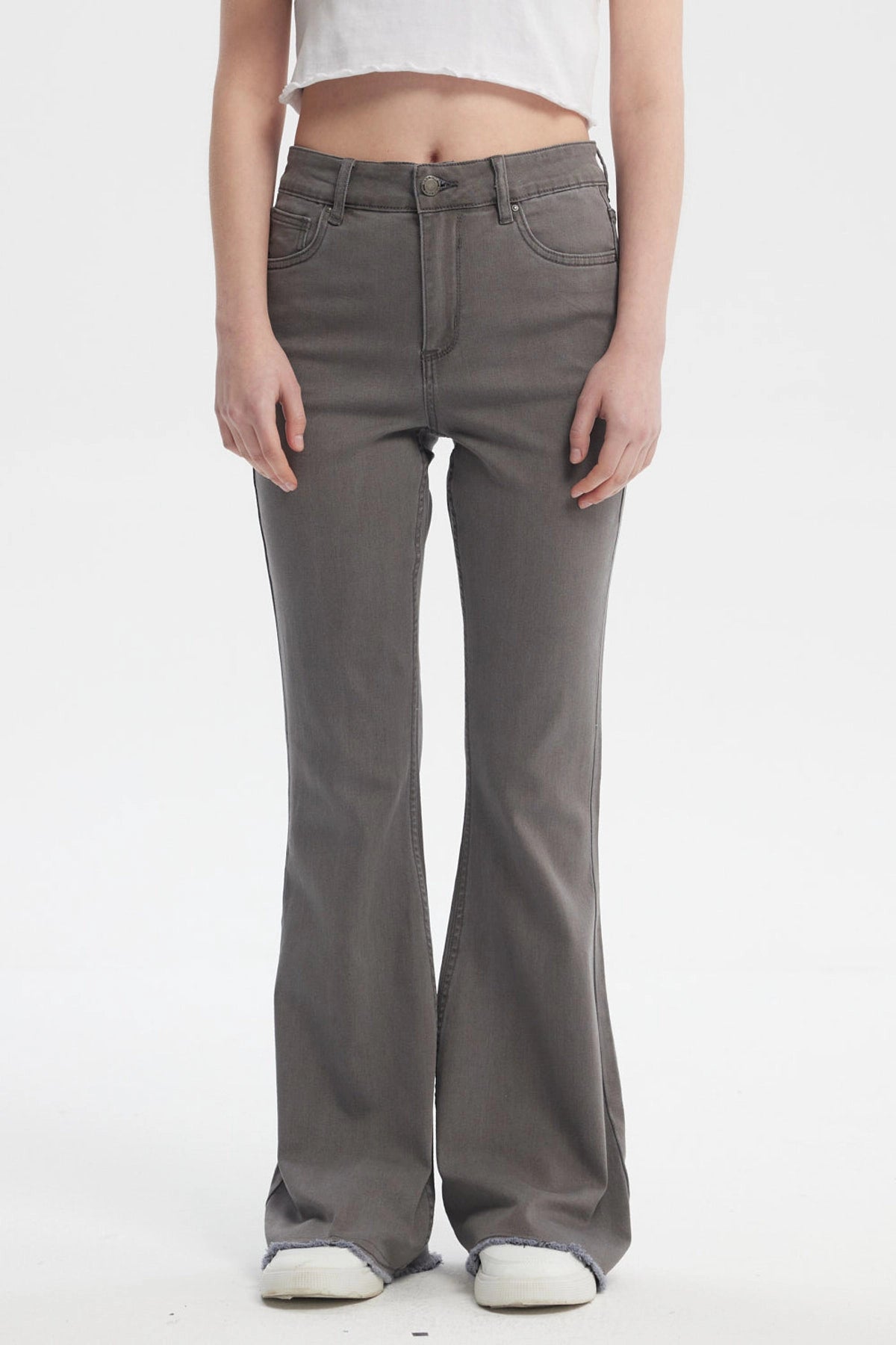 Jeans flare gris para mujer con diseño liso ajuste en la cintura y campana amplia ideales para un look moderno y relajado