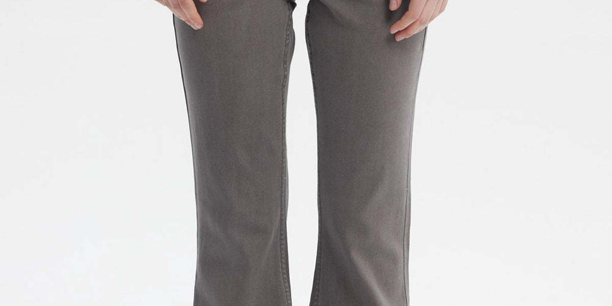 Jeans flare gris para mujer con diseño liso ajuste en la cintura y campana amplia ideales para un look moderno y relajado