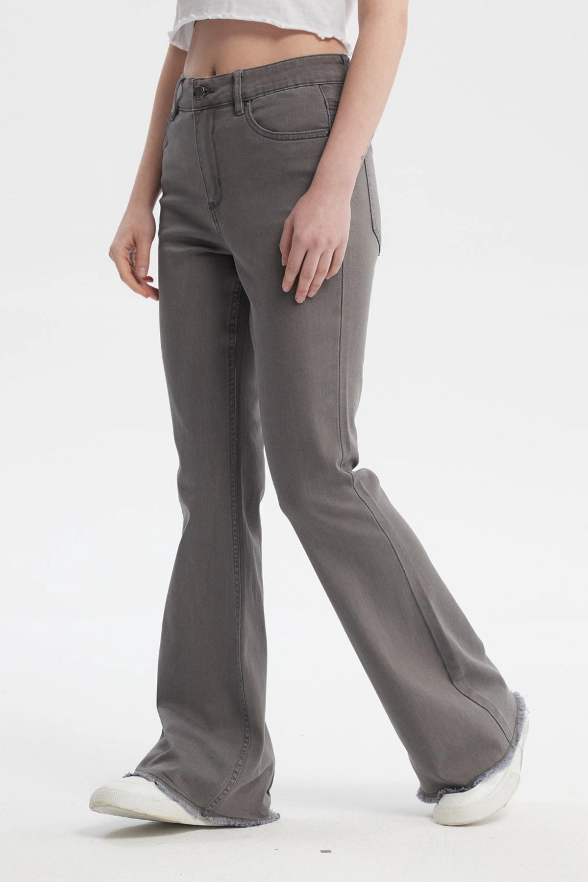 Jeans flare gris para mujer con diseño liso ajuste en la cintura y campana amplia ideales para un look moderno y relajado