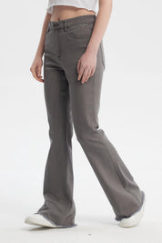 Jeans flare gris para mujer con diseño liso ajuste en la cintura y campana amplia ideales para un look moderno y relajado