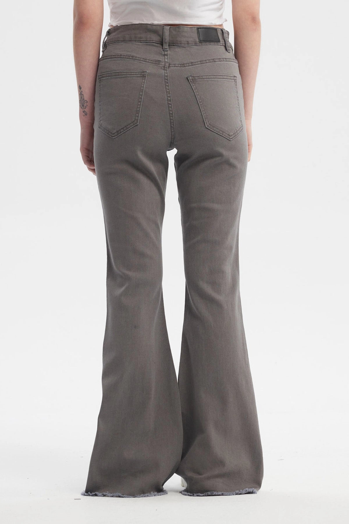 Jeans flare gris para mujer con diseño liso ajuste en la cintura y campana amplia ideales para un look moderno y relajado