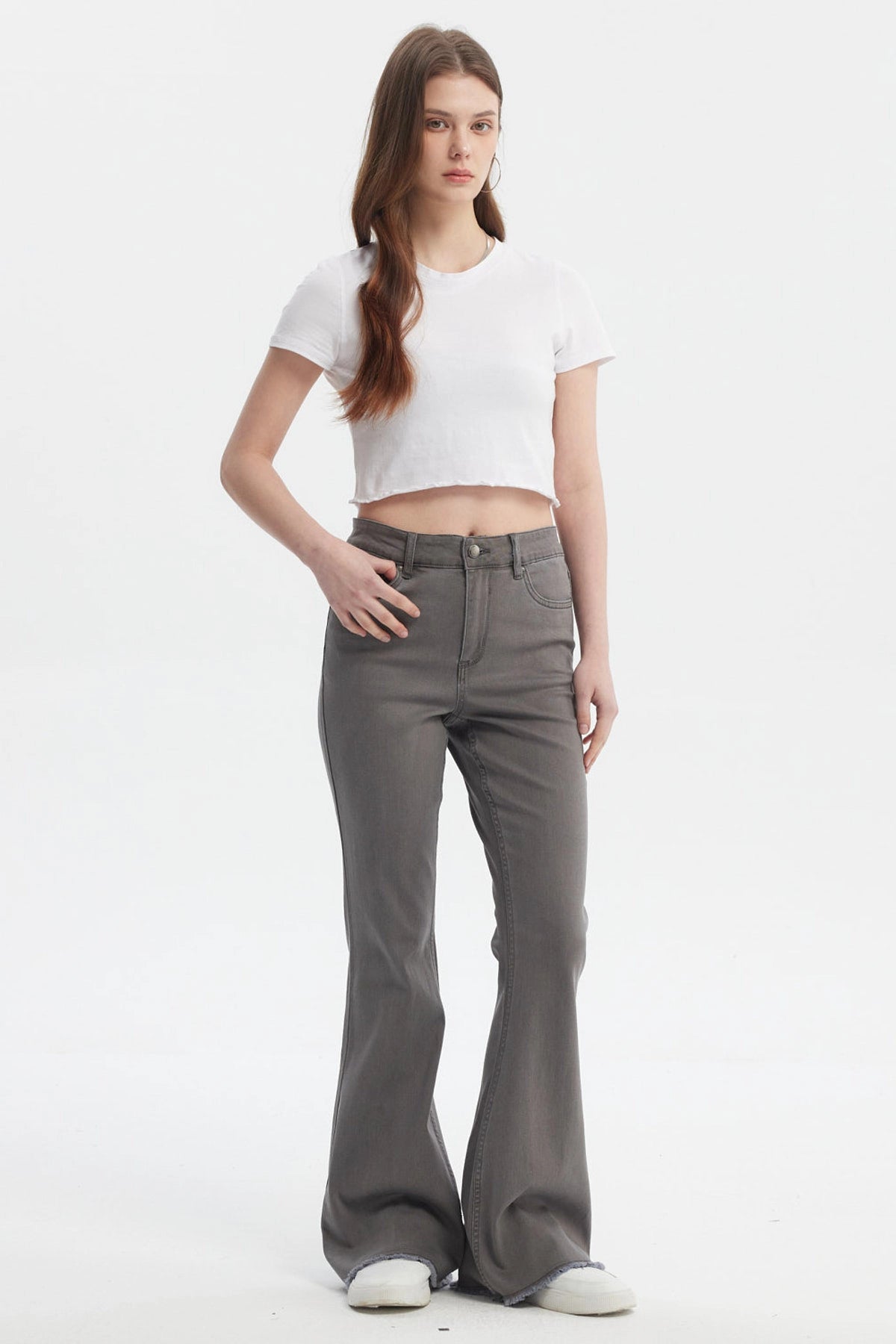 Jeans flare gris para mujer con diseño liso ajuste en la cintura y campana amplia ideales para un look moderno y relajado