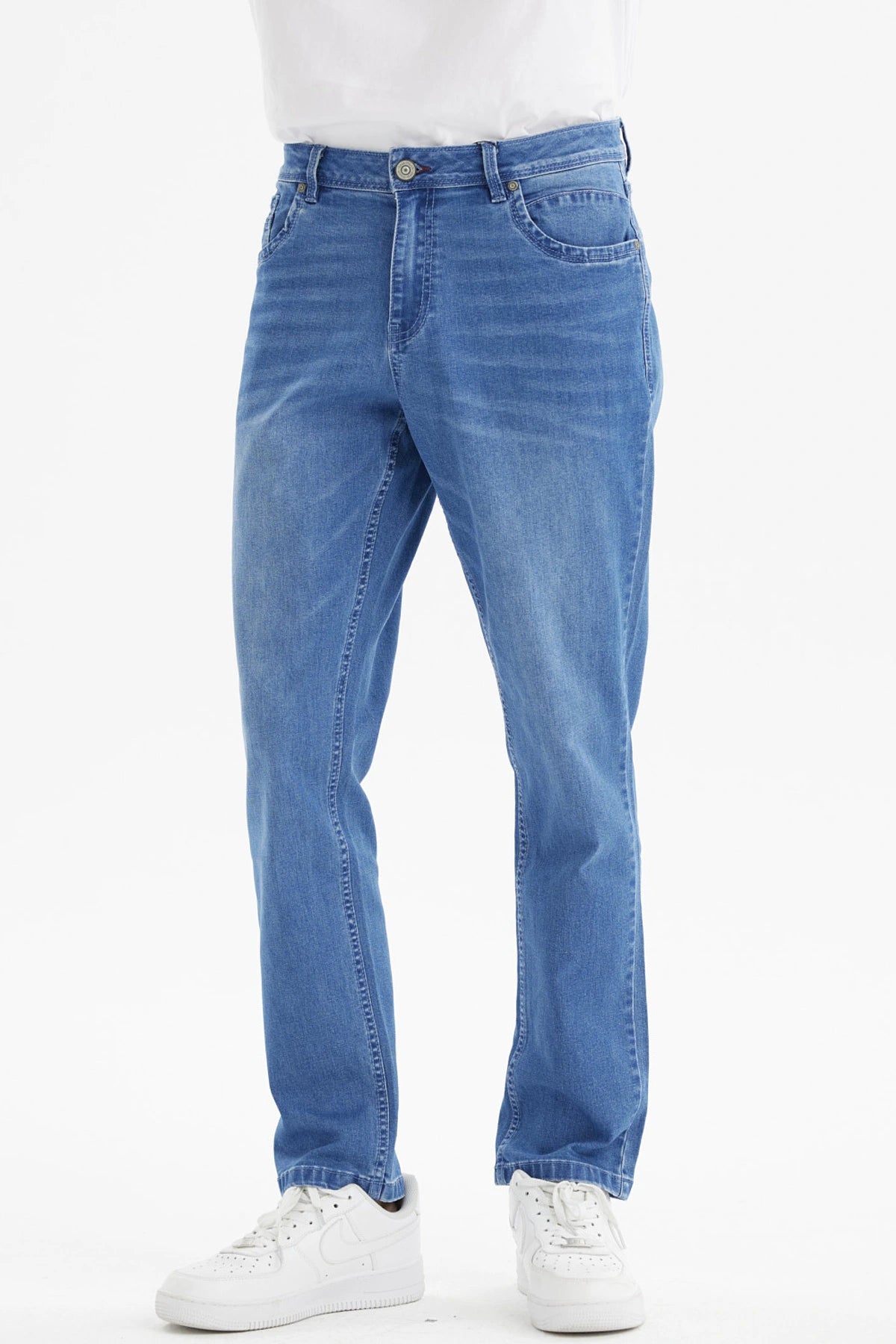Jeans slim azul para hombre con diseño liso corte ajustado y efecto deslavado ligero en las piernas