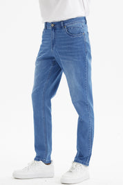 Jeans slim azul para hombre con diseño liso corte ajustado y efecto deslavado ligero en las piernas