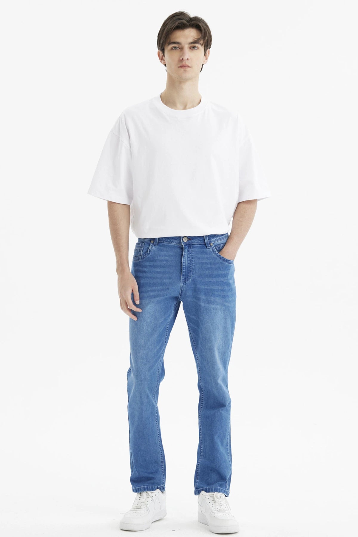 Jeans slim azul para hombre con diseño liso corte ajustado y efecto deslavado ligero en las piernas
