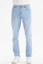 Jeans slim azul claro de hombre con diseño liso y bolsillos delanteros visibles