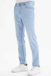 Jeans slim azul claro de hombre con diseño liso y bolsillos delanteros visibles