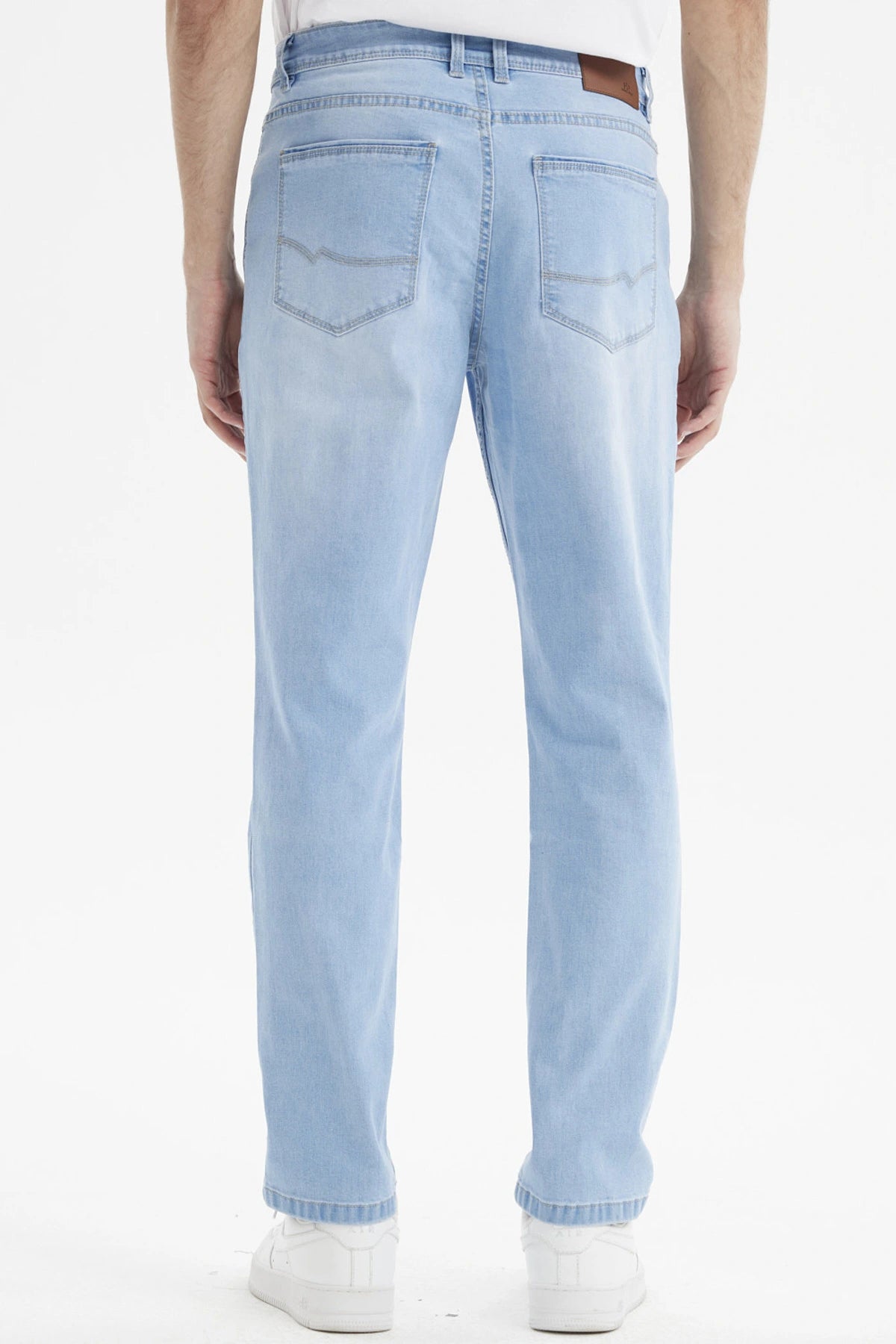 Jeans slim azul claro de hombre con diseño liso y bolsillos delanteros visibles