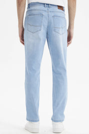 Jeans slim azul claro de hombre con diseño liso y bolsillos delanteros visibles