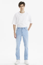 Jeans slim azul claro de hombre con diseño liso y bolsillos delanteros visibles