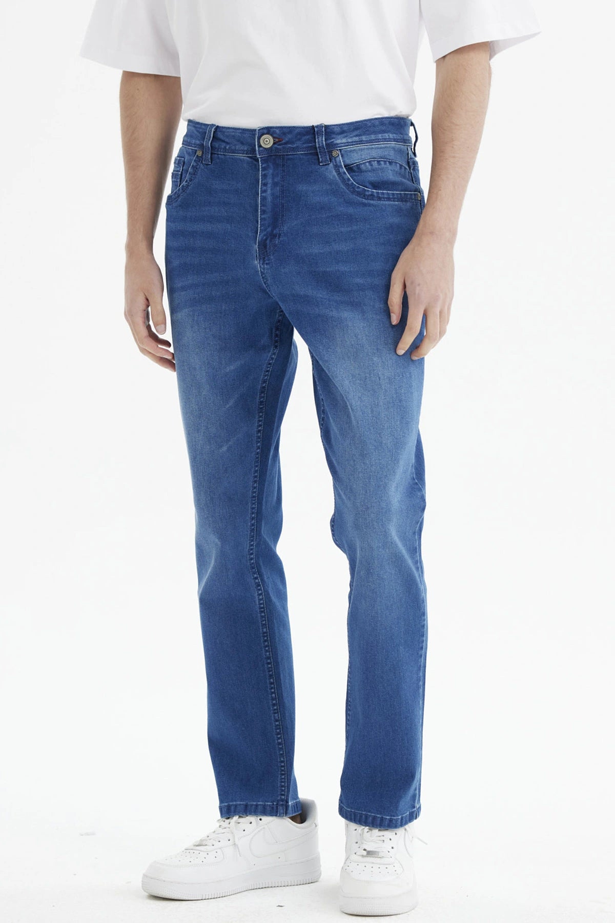 Jeans hombre slim azul oscuro sin estampa diseño clásico con cinco bolsillos y cierre frontal visible