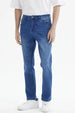 Jeans hombre slim azul oscuro sin estampa diseño clásico con cinco bolsillos y cierre frontal visible