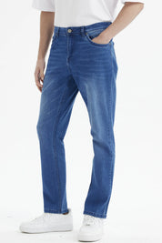 Jeans hombre slim azul oscuro sin estampa diseño clásico con cinco bolsillos y cierre frontal visible