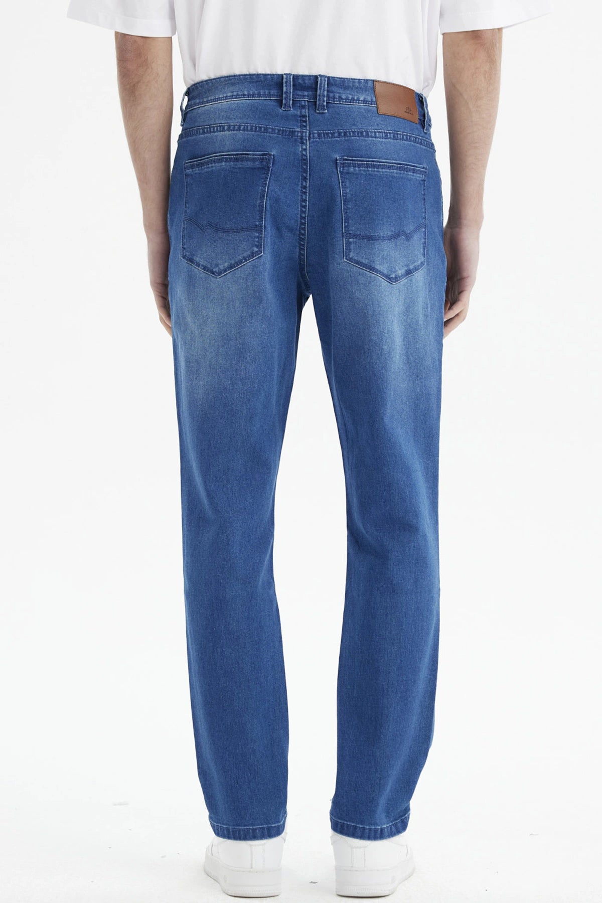 Jeans hombre slim azul oscuro sin estampa diseño clásico con cinco bolsillos y cierre frontal visible