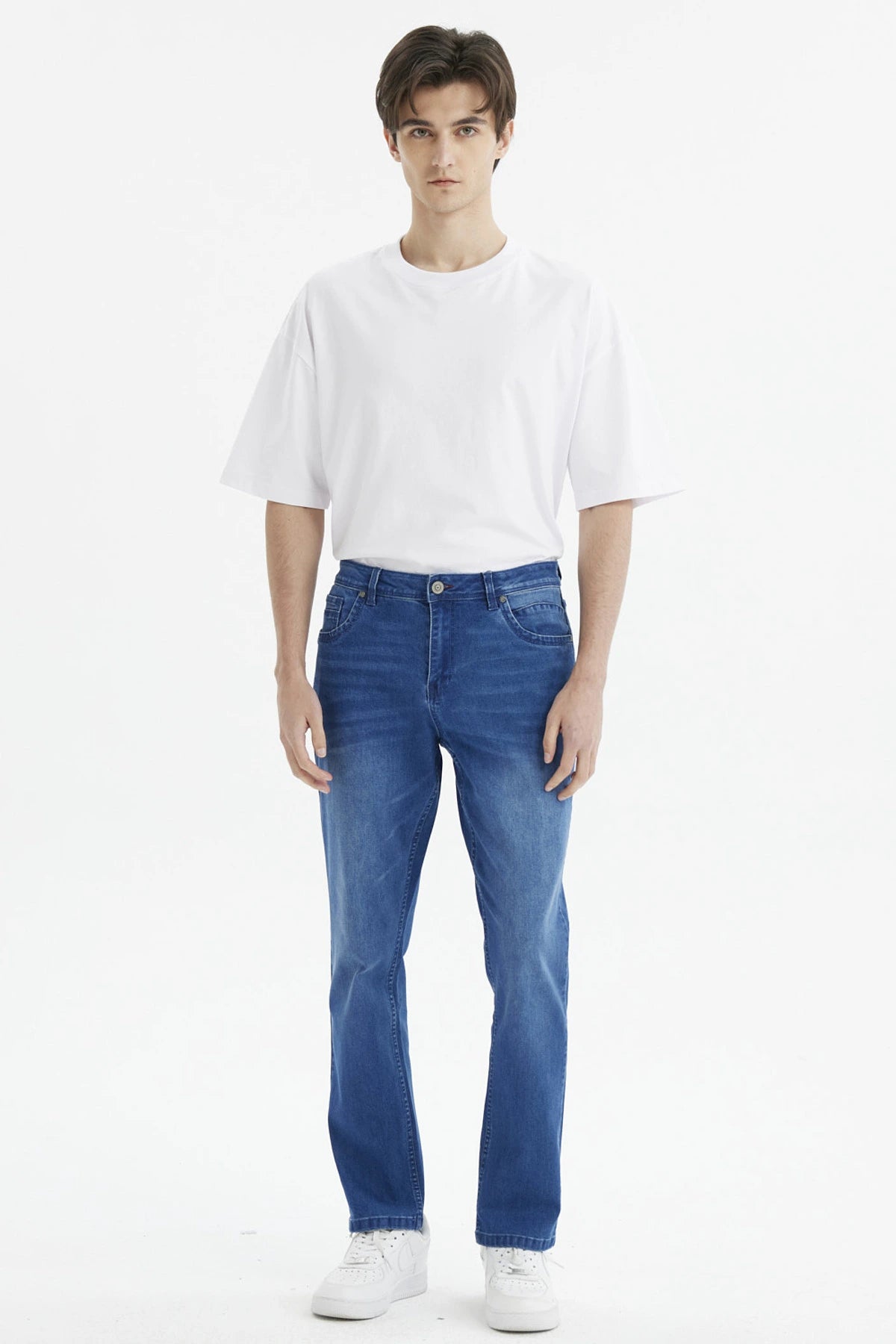 Jeans hombre slim azul oscuro sin estampa diseño clásico con cinco bolsillos y cierre frontal visible