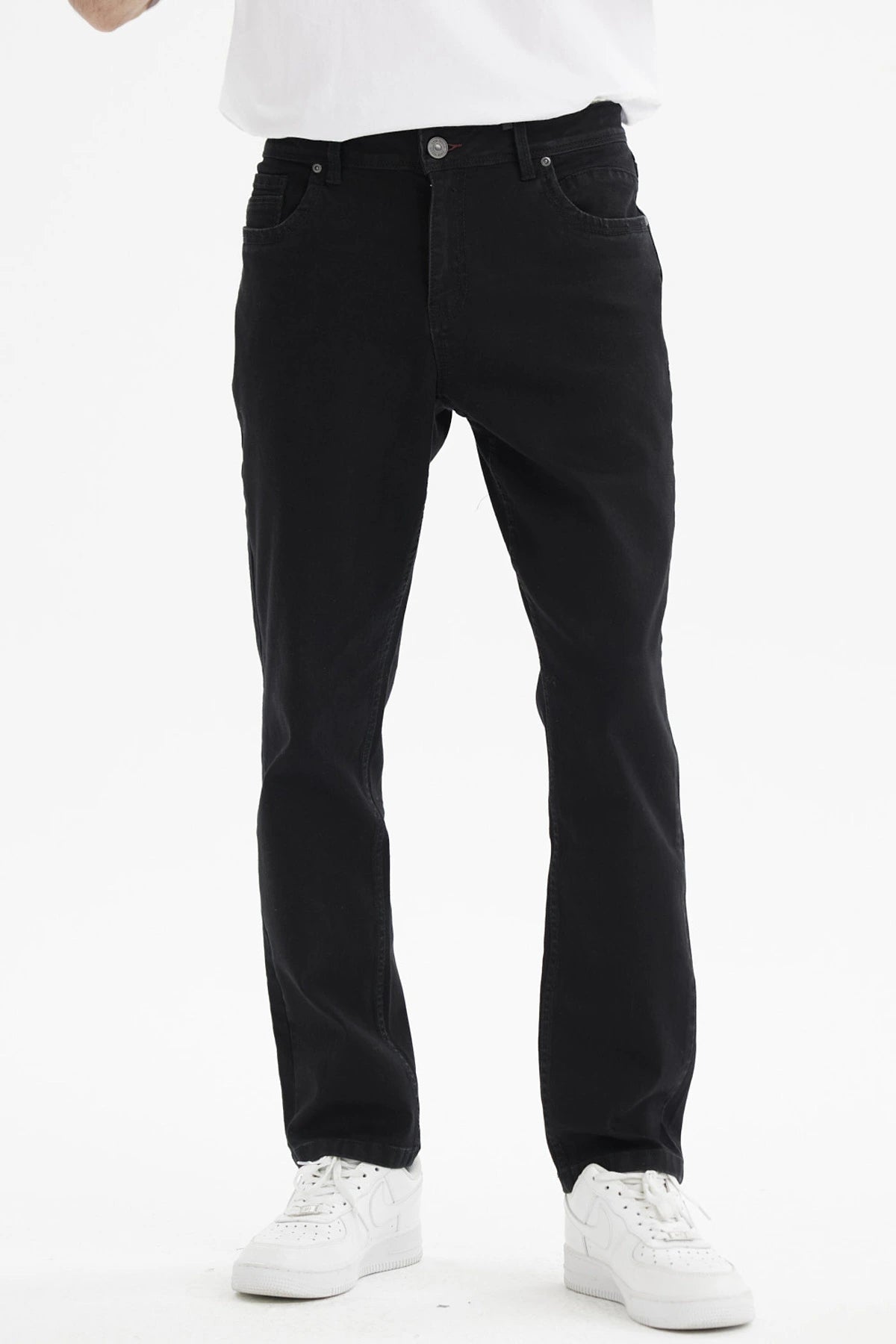 Jeans slim negro para hombre con diseño liso y ajuste moderno ideal para un look casual diario