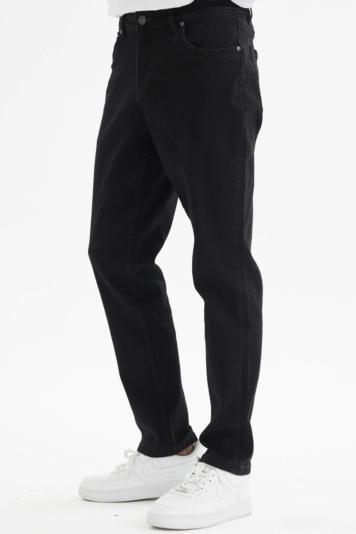 Jeans slim negro para hombre con diseño liso y ajuste moderno ideal para un look casual diario