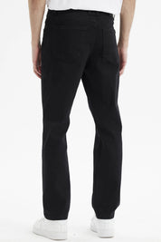 Jeans slim negro para hombre con diseño liso y ajuste moderno ideal para un look casual diario