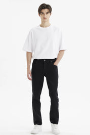 Jeans slim negro para hombre con diseño liso y ajuste moderno ideal para un look casual diario